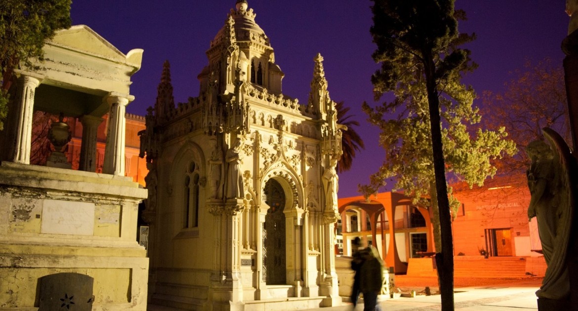 Cementerio Nocturno: un recorrido por misterios del siglo pasado – Ciudad de Mendoza