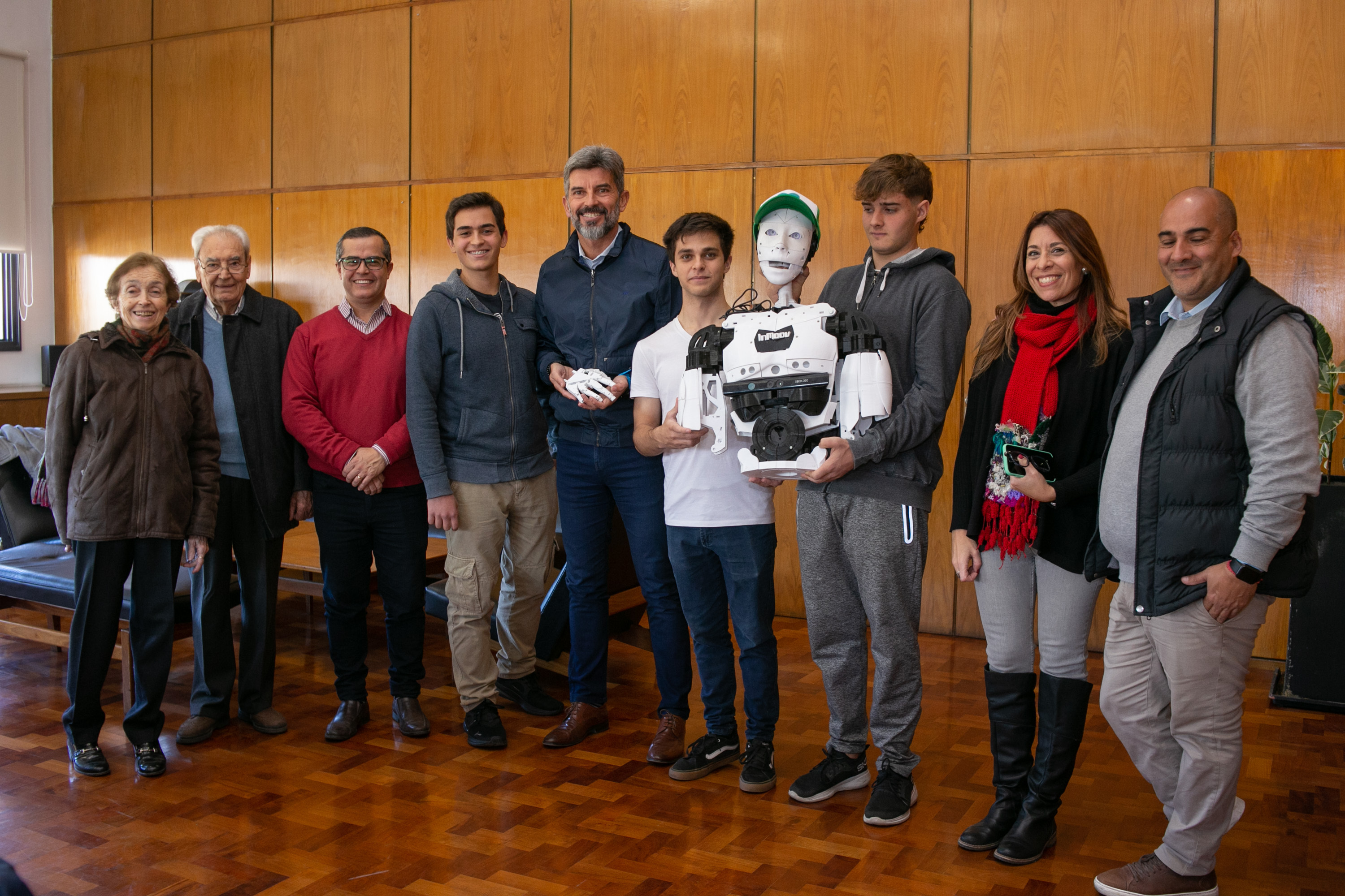 Ulpiano Suarez recibió a alumnos que desarrollan un robot inclusivo